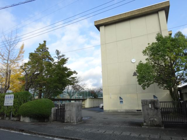 中学校　市立富士宮第一中学校（中学校）まで2300m