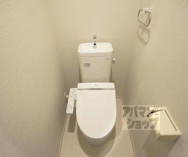 トイレ　ウォシュレット付き。