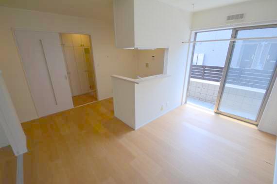 居室・リビング　明るく広々としたリビングです。