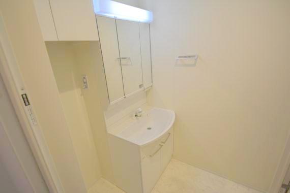 洗面設備　身支度が出来る独立洗面台です。