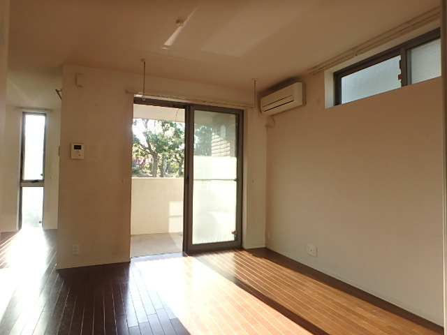 居室・リビング　日差しがタップリ入る明るいリビングです。