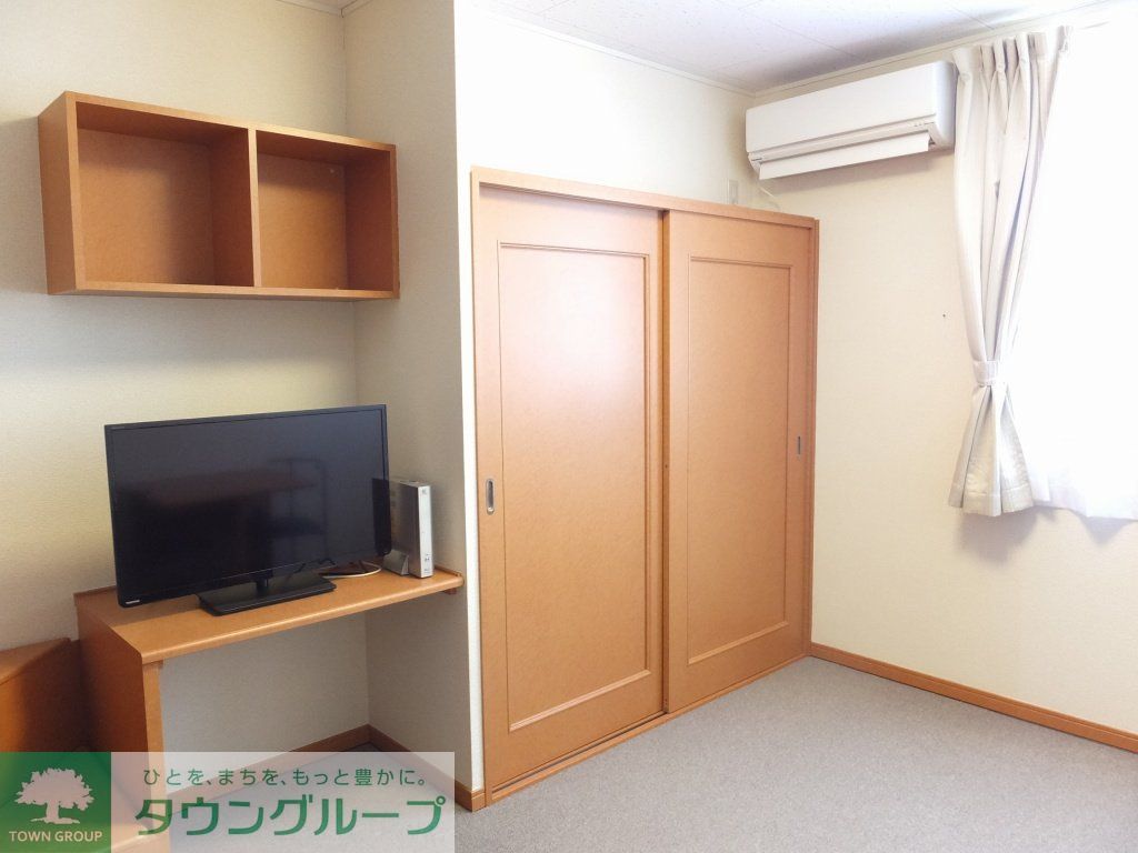 居室・リビング　温かみのある色合いで落ち着くお部屋です。