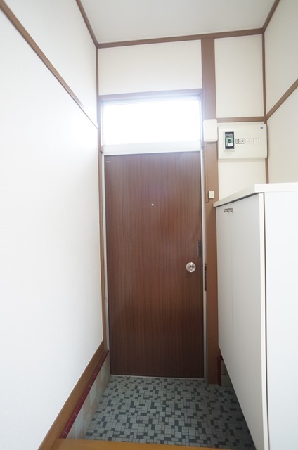 玄関　玄関側からも採光があります♪
