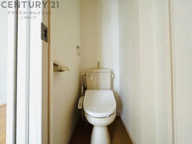トイレ　温水洗浄便座付きのトイレです♪