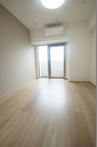居室・リビング　落ち着いた色合いの床材を使用した居住空間です。