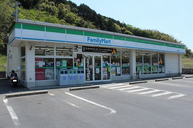 コンビニ　ファミリーマート（コンビニ）まで450m
