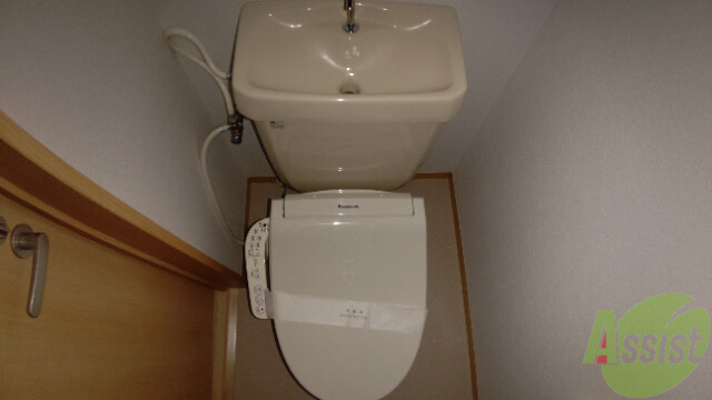 トイレ　温水洗浄便座付きのトイレは、使用しやすくうれしいですね。