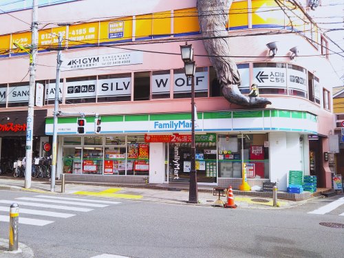 コンビニ　ファミリーマート（コンビニ）まで109m