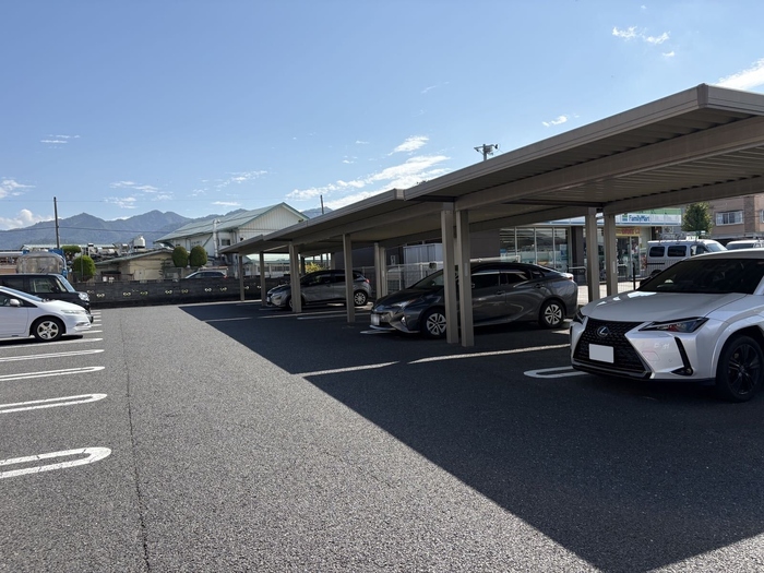 駐車場　※屋根付きは有料