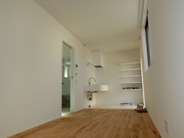 居室・リビング　天然無垢のフローリングでモダンなお部屋にしましょう。