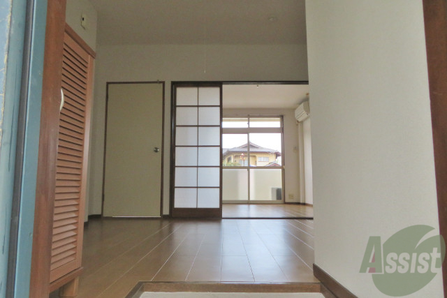 玄関　玄関からキッチンまで直ぐなので、荷物が運びやすいですね。