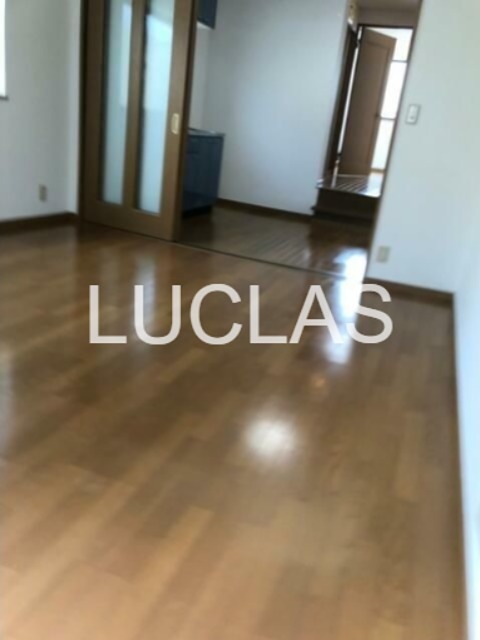 居室・リビング　木目調の床と白の壁紙で暖かみのある居室♪