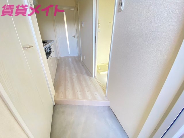 玄関　同物件別部屋参考写真です。
