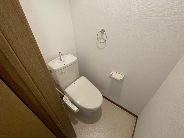 トイレ　※別の棟の参考写真です。