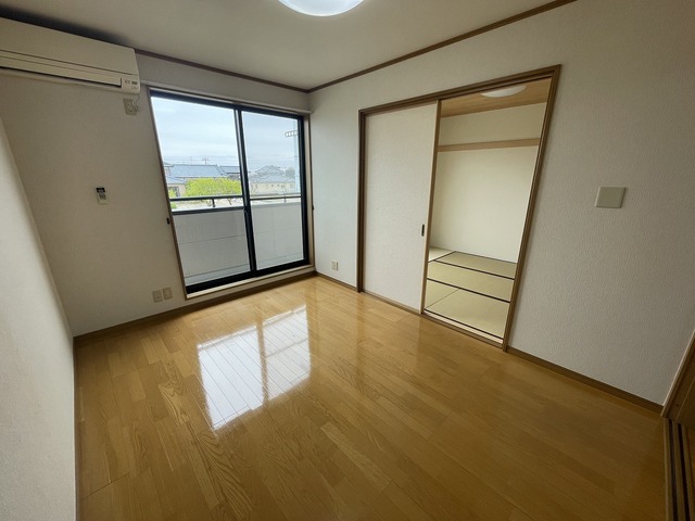 居室・リビング　※別の棟の参考写真です。