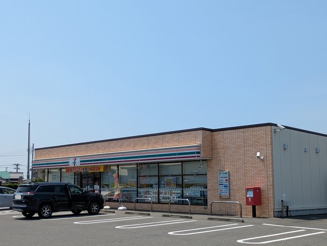 コンビニ　セブンイレブン新潟小針8丁目店（コンビニ）まで747m