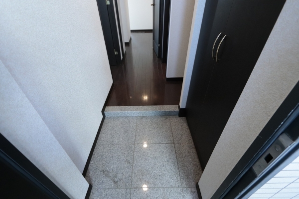 玄関　同間取412号室内観