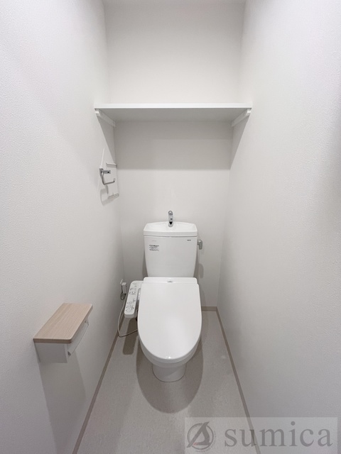 トイレ　人気アイテムの温水洗浄便座。清潔感のあるトイレです。