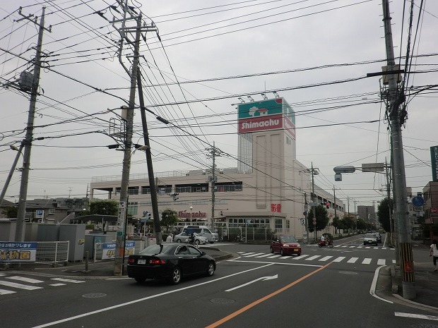 ホームセンター　（株）島忠新座店（ホームセンター）まで979m