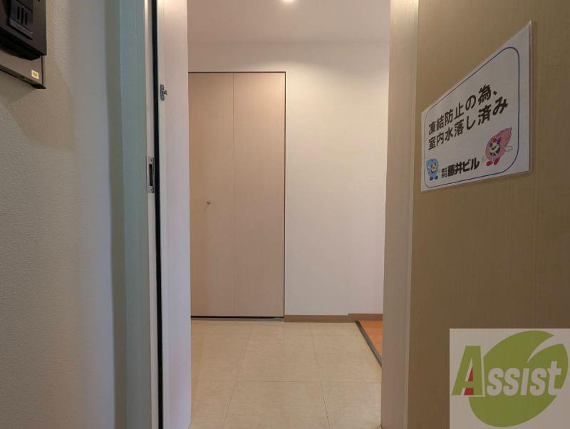 玄関　玄関の様子です。明るい印象ですね。気分もあがりそう。