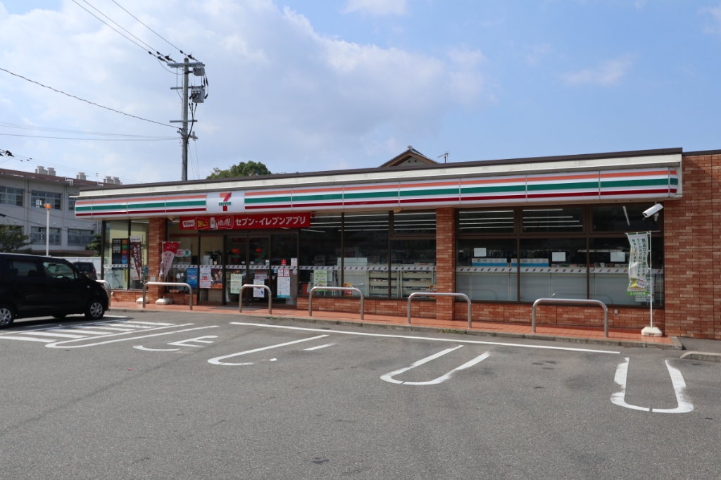 コンビニ　セブンイレブン 博多席田小学校前店（コンビニ）まで388m