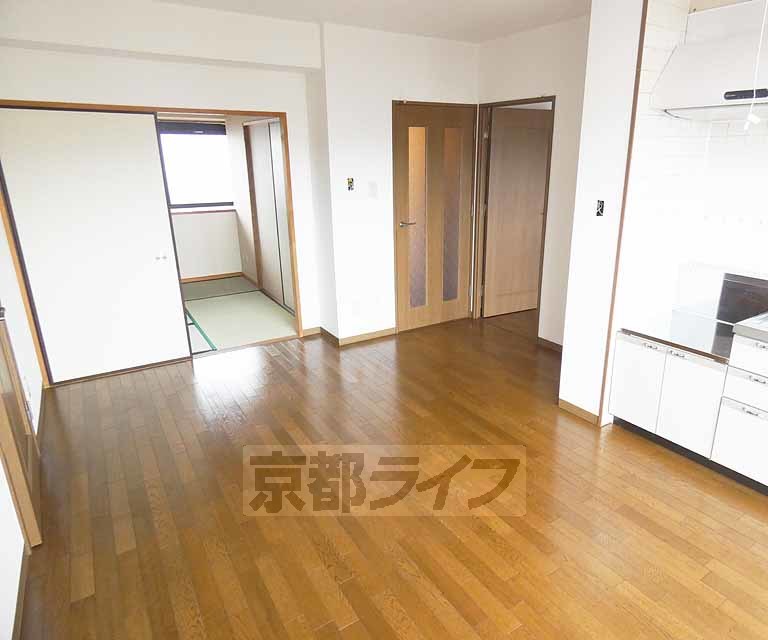 地下鉄東西線 太秦天神川駅 徒歩6分 6階建 築27年の居間写真