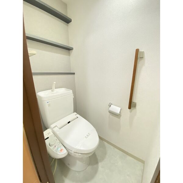 トイレ　内装は別部屋の参考写真です。