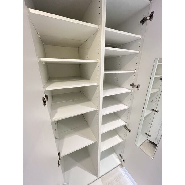 収納　内装は別部屋の参考写真です。