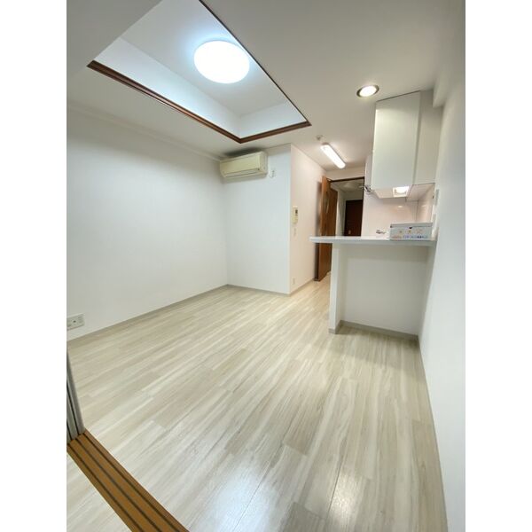 居室・リビング　内装は別部屋の参考写真です。
