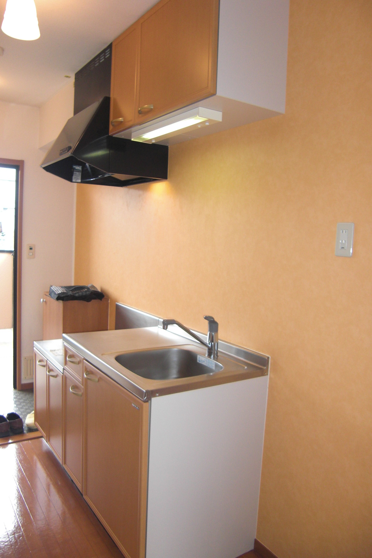 キッチン　独立型のキッチンです。ガスコンロ設置可能です。