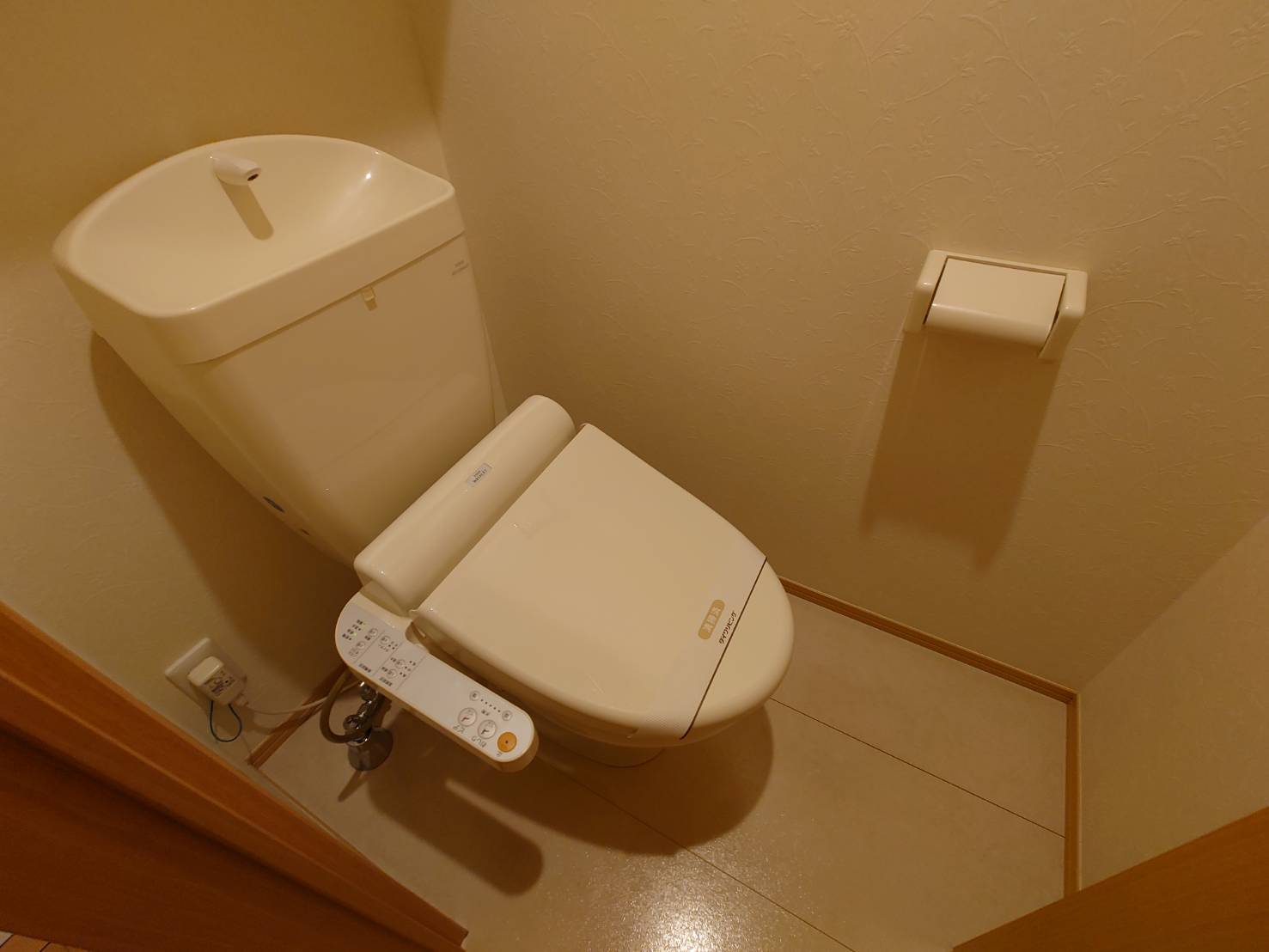 トイレ　温水洗浄暖房便座付き