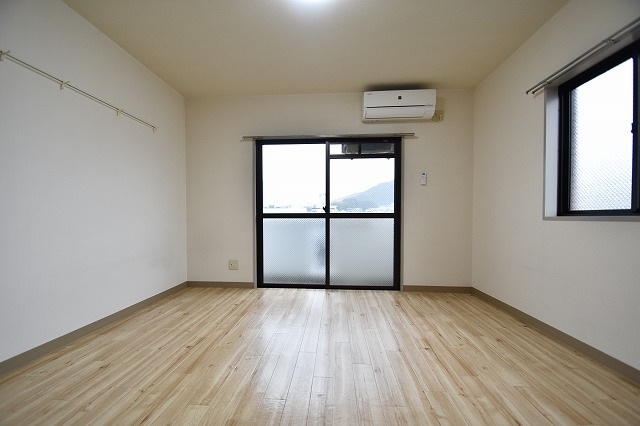 居室・リビング　写真は別号室のものです。