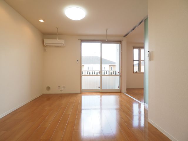 居室・リビング　リビングにはエアコン・室内物干し付き