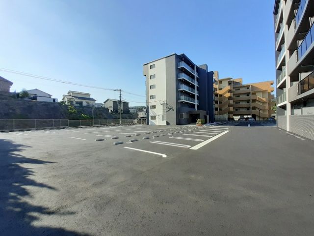 【ロータス青山１の駐車場】