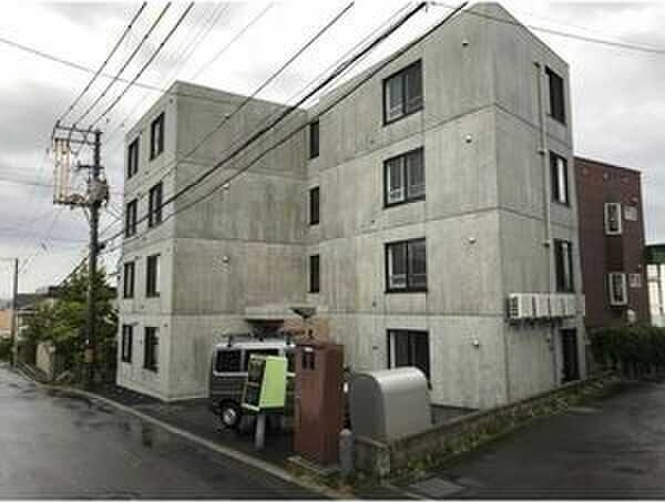 北広島市中央のマンションの建物外観