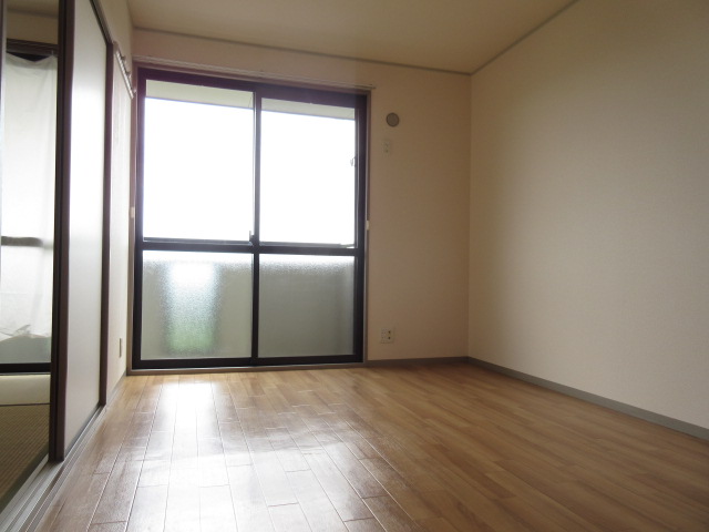 居室・リビング　エアコン付。　全部のお部屋に照明器具が付いています。