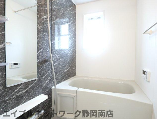バス・シャワールーム　コンパクトで使いやすいお風呂です