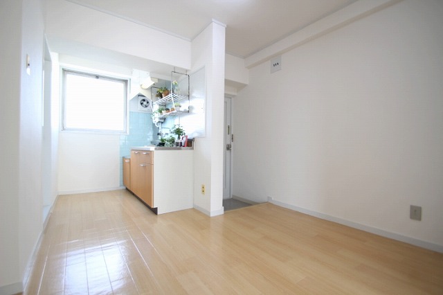 居室・リビング　同物件別室です。