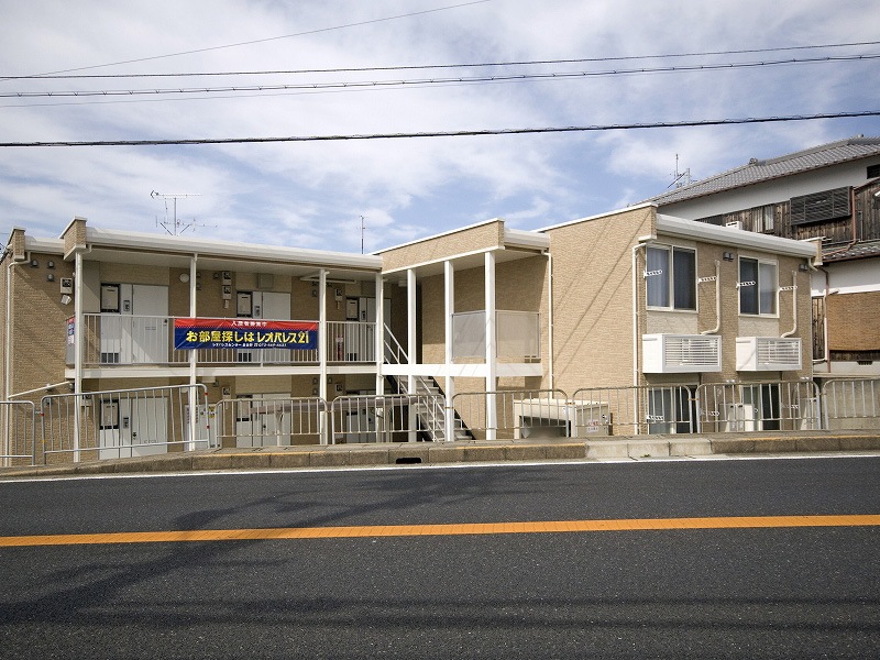 阪南市鳥取のアパートの建物外観