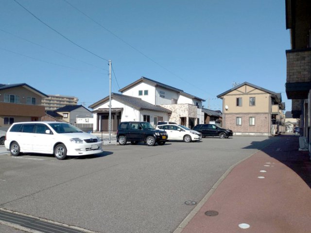 【高岡市姫野のアパートの駐車場】