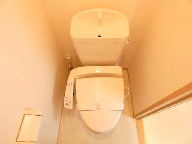 トイレ　温水洗浄便座付きです。