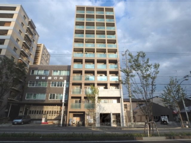 【京都市下京区西七条比輪田町のマンションの建物外観】