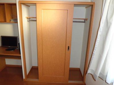 収納　衣服をたくさん掛けられます。