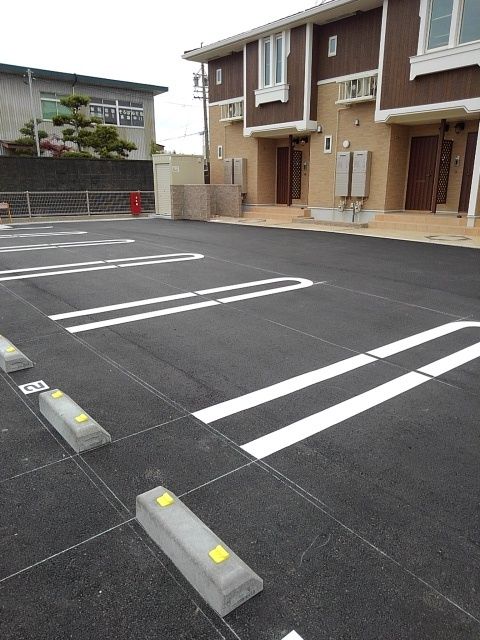 【四日市市白須賀のアパートの駐車場】