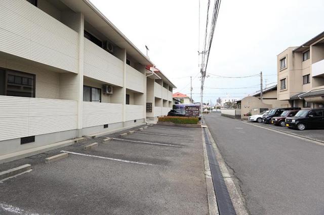 【高松市松縄町のアパートの駐車場】