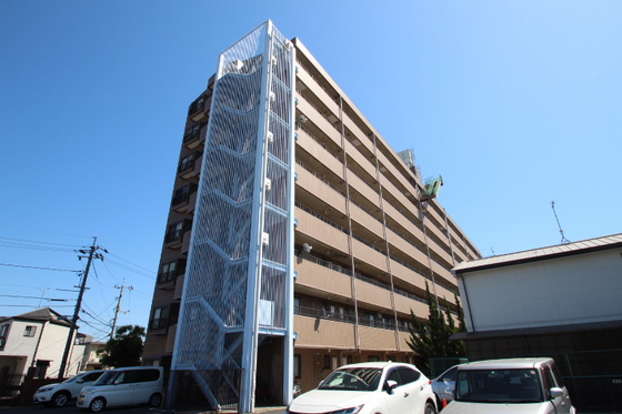 【岡山市中区関のマンションの建物外観】