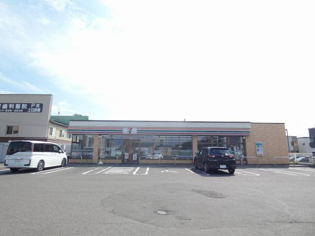 コンビニ　セブンイレブン（コンビニ）まで1026m