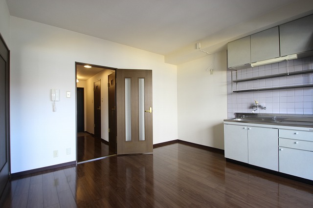 居室・リビング　同物件別室