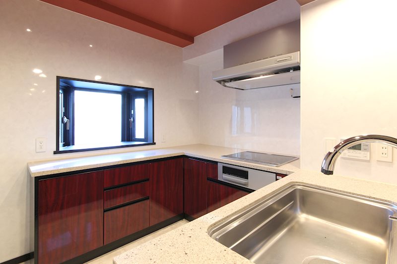 キッチン　効率的に作業ができるコの字型システムキッチン