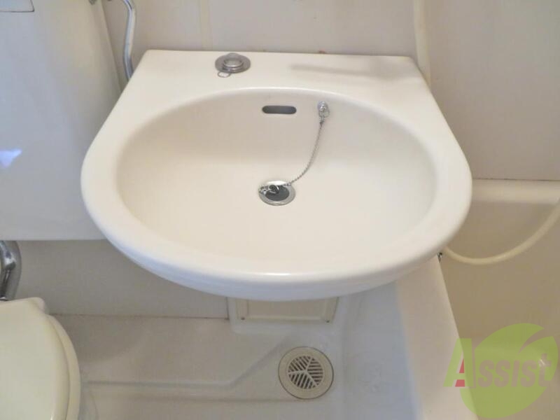 洗面設備　シャワーを浴びながらここも清掃すると一石二鳥ですね。